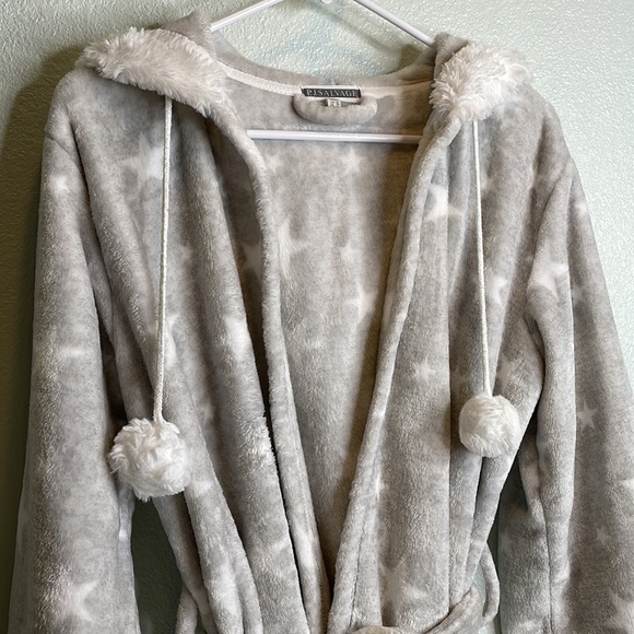 PJ Salvage super soft fuzzy cozy stars pocketed hood pom robe - Picture 3 of 6